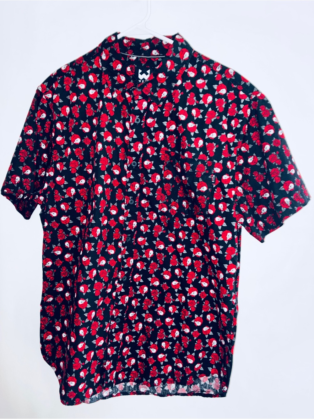 WXYZ Skulls & Red Floral Short-Sleeve Button Up Shirt - Men’s Large